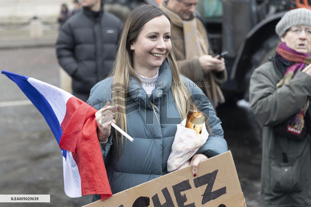 Several Dozen Farmers From The Coordination Rurale - Paris