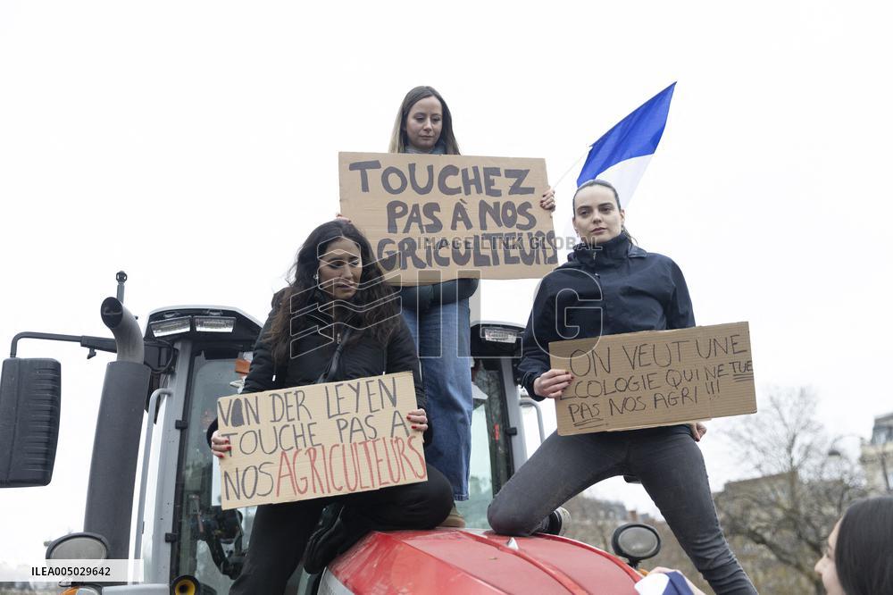 Several Dozen Farmers From The Coordination Rurale - Paris
