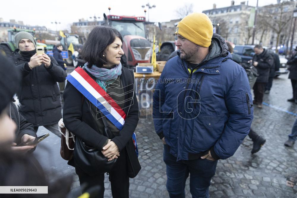 Several Dozen Farmers From The Coordination Rurale - Paris