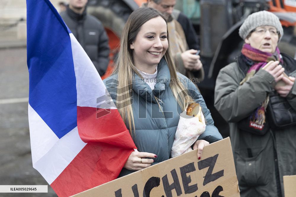 Several Dozen Farmers From The Coordination Rurale - Paris