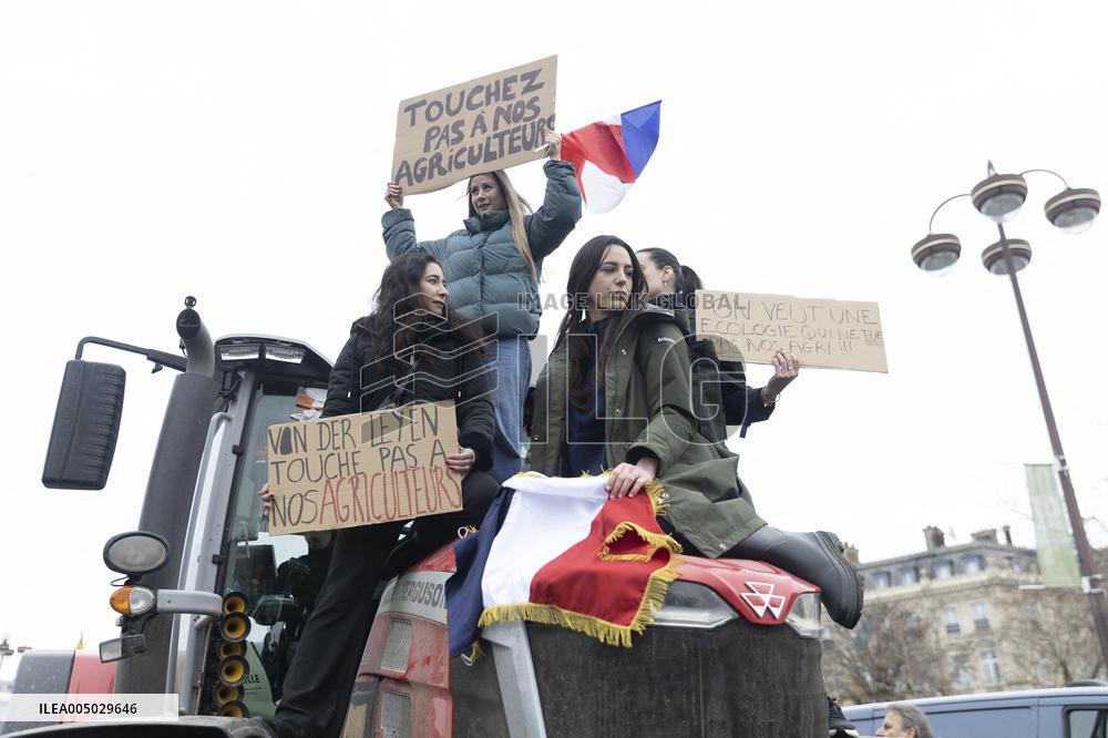 Several Dozen Farmers From The Coordination Rurale - Paris