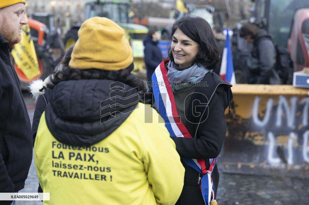 Several Dozen Farmers From The Coordination Rurale - Paris