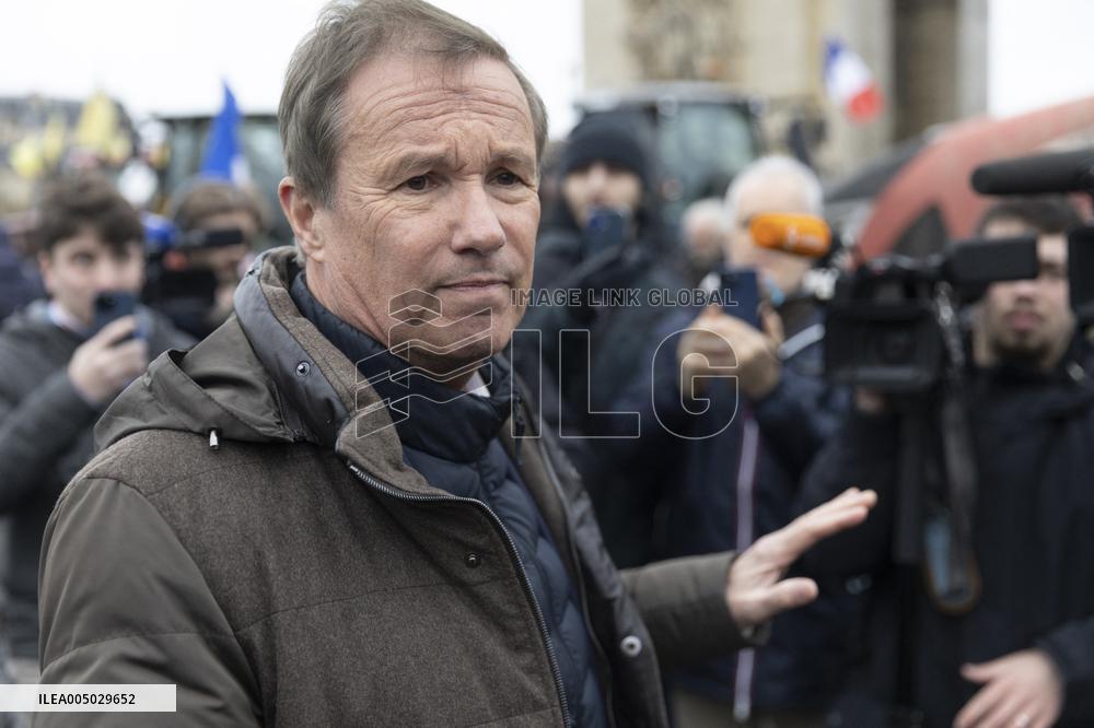 Several Dozen Farmers From The Coordination Rurale - Paris