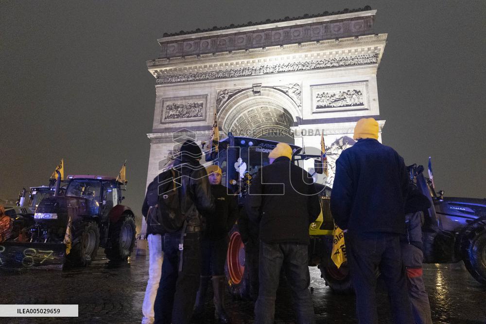 Several Dozen Farmers From The Coordination Rurale - Paris