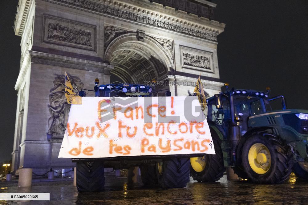 Several Dozen Farmers From The Coordination Rurale - Paris