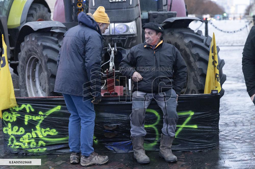 Several Dozen Farmers From The Coordination Rurale - Paris