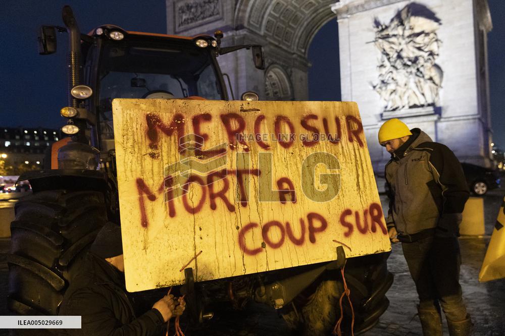 Several Dozen Farmers From The Coordination Rurale - Paris