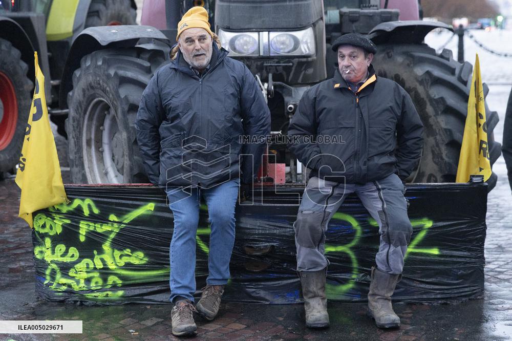 Several Dozen Farmers From The Coordination Rurale - Paris