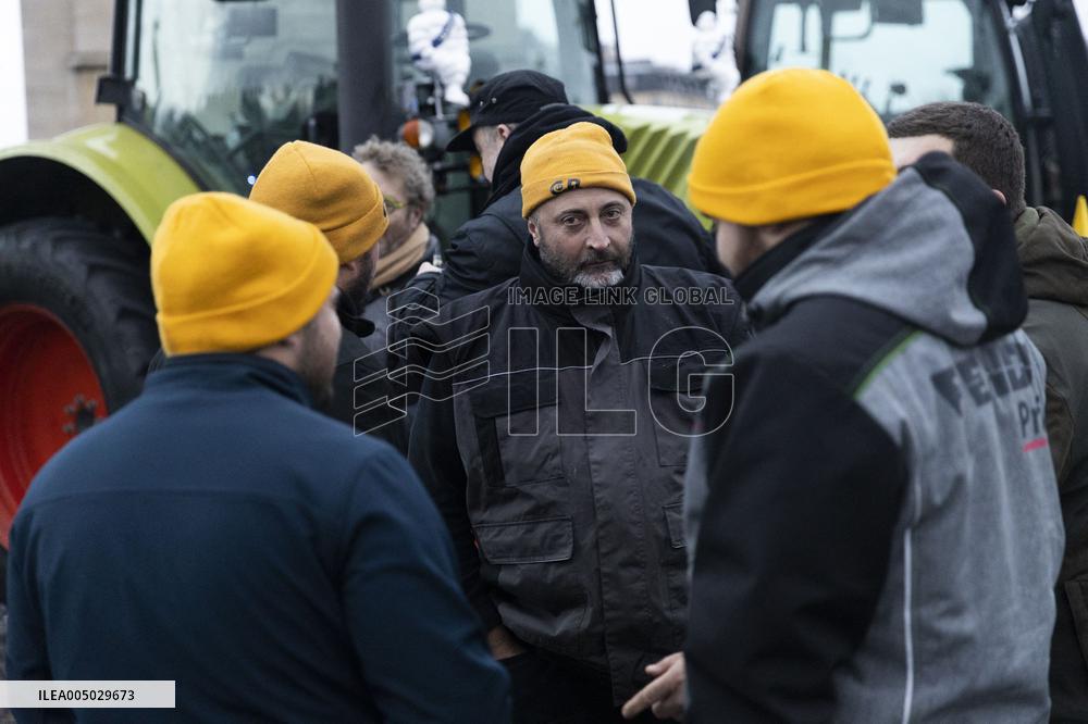 Several Dozen Farmers From The Coordination Rurale - Paris