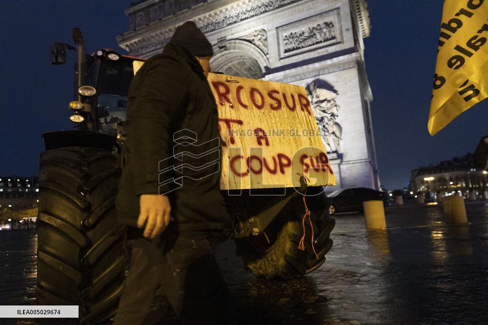 Several Dozen Farmers From The Coordination Rurale - Paris