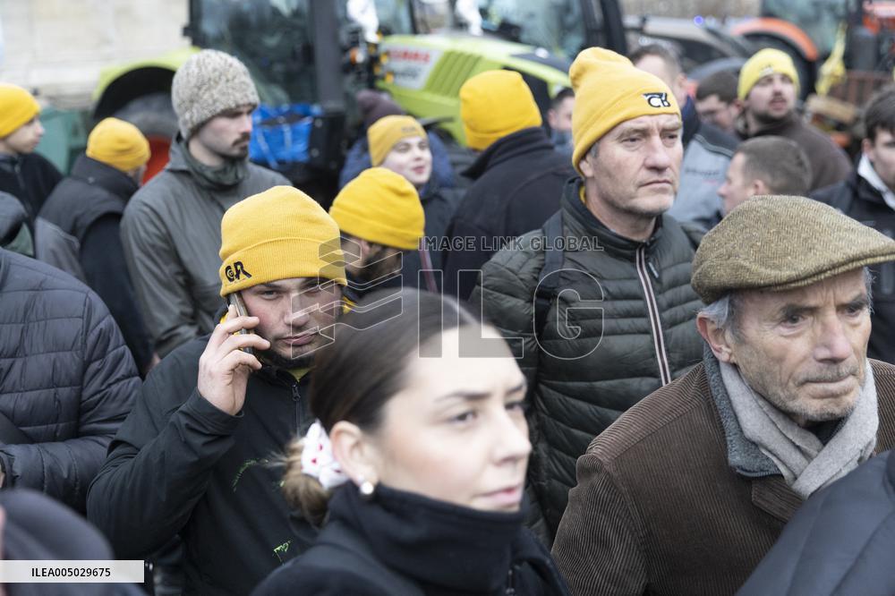 Several Dozen Farmers From The Coordination Rurale - Paris
