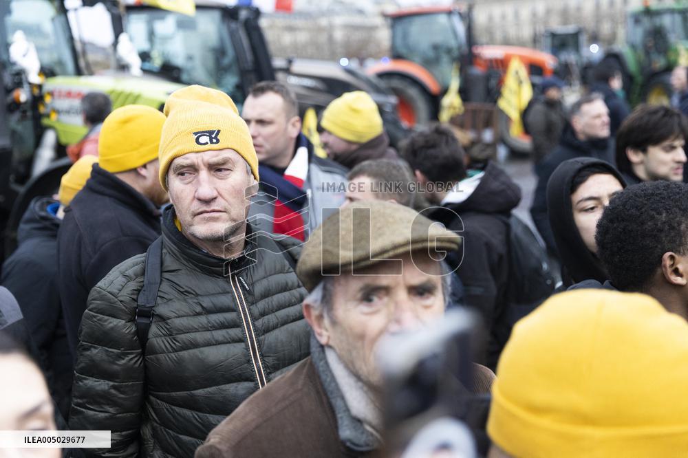 Several Dozen Farmers From The Coordination Rurale - Paris