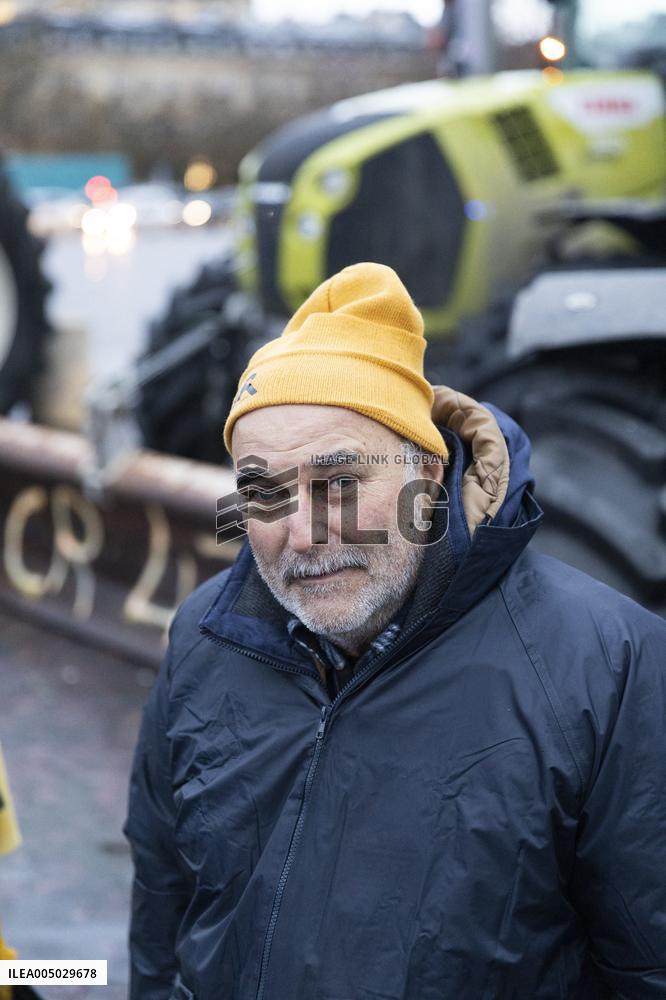 Several Dozen Farmers From The Coordination Rurale - Paris