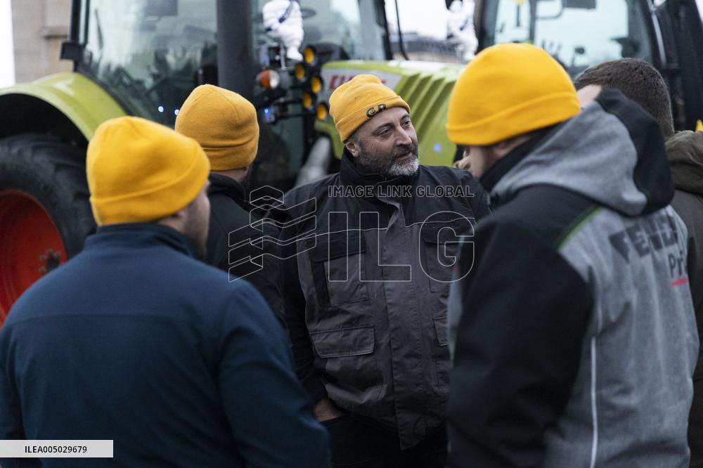 Several Dozen Farmers From The Coordination Rurale - Paris