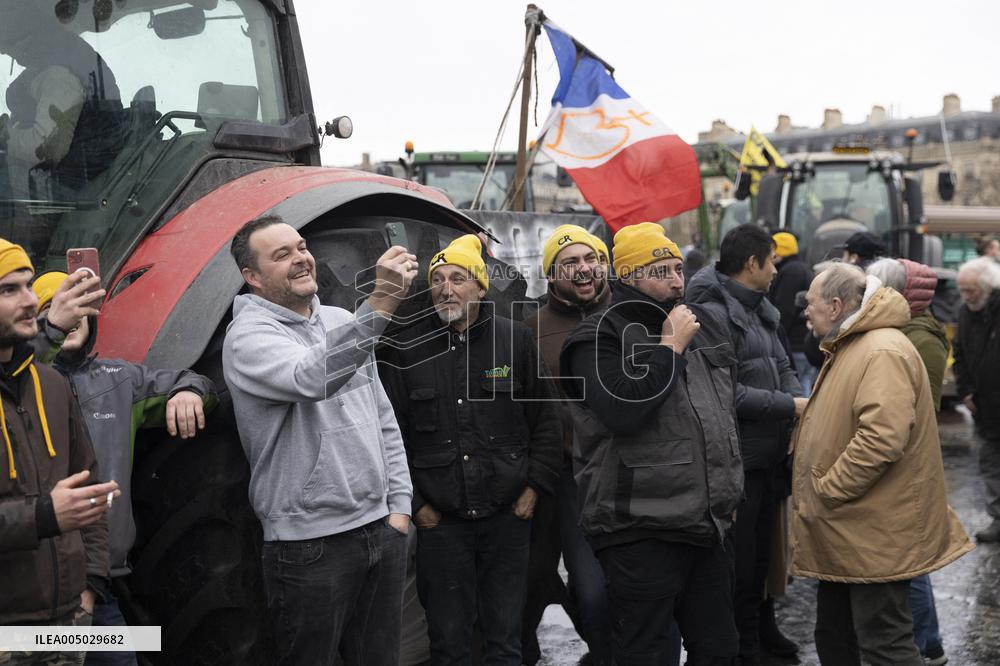 Several Dozen Farmers From The Coordination Rurale - Paris