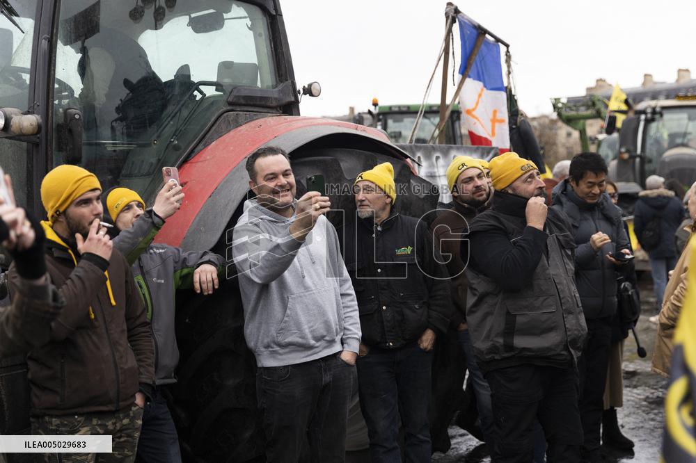 Several Dozen Farmers From The Coordination Rurale - Paris