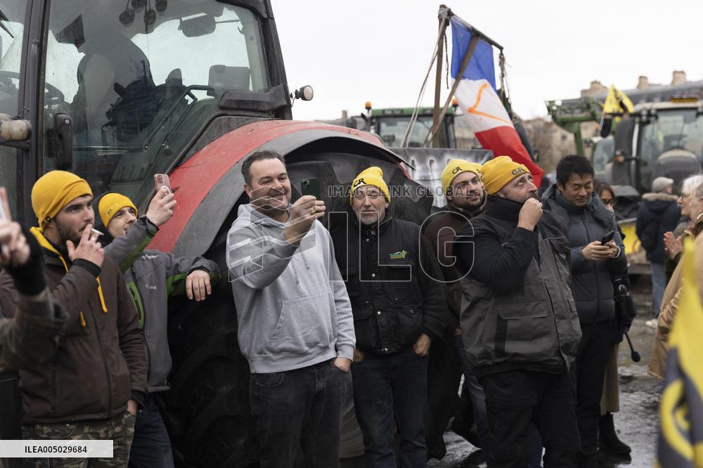 Several Dozen Farmers From The Coordination Rurale - Paris