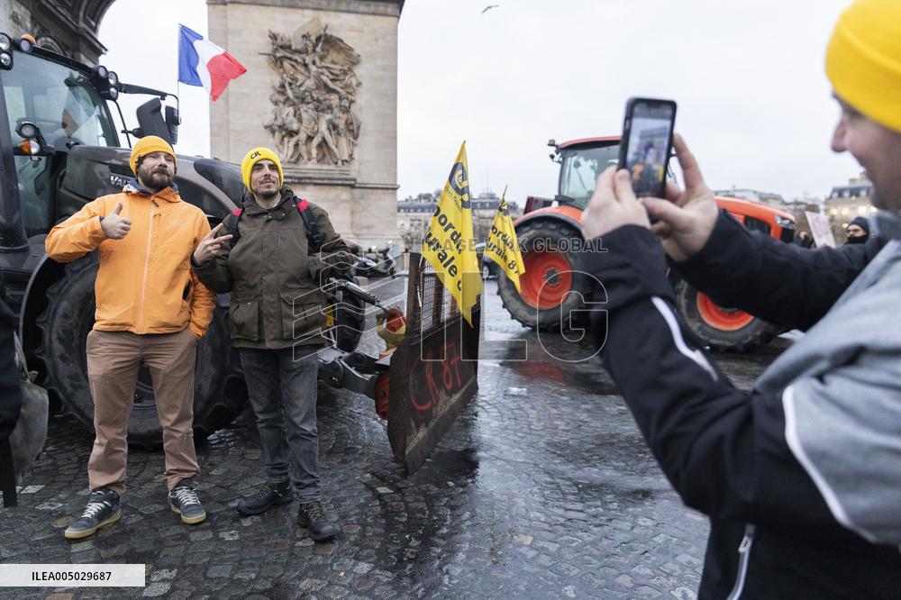 Several Dozen Farmers From The Coordination Rurale - Paris