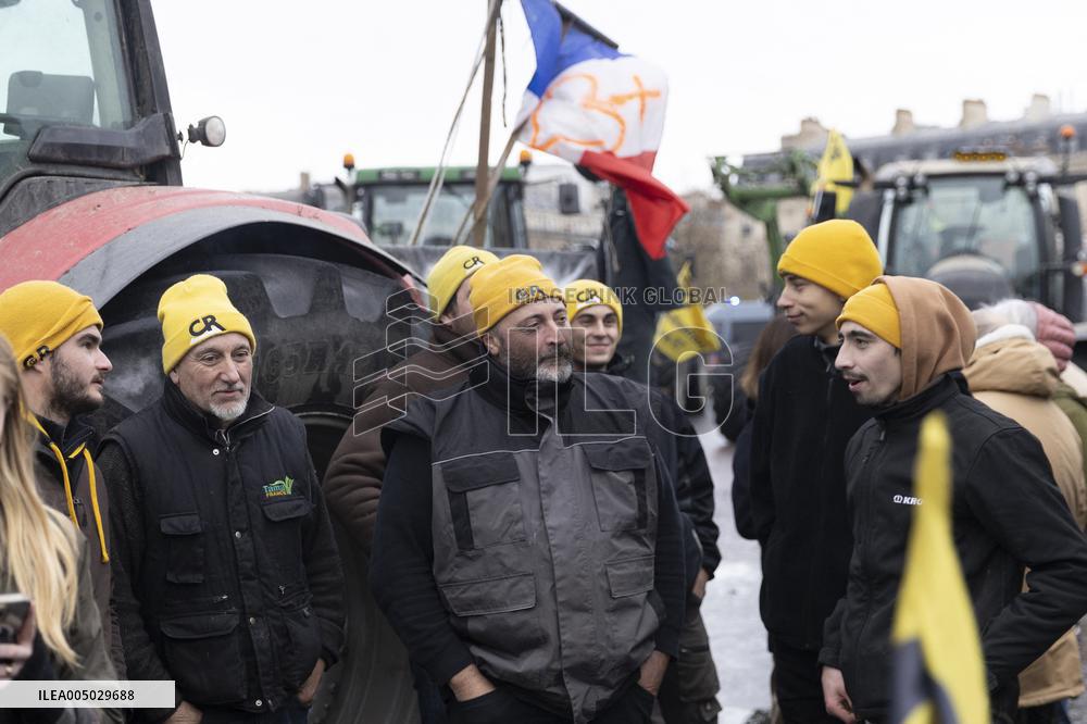 Several Dozen Farmers From The Coordination Rurale - Paris