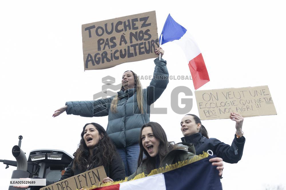 Several Dozen Farmers From The Coordination Rurale - Paris