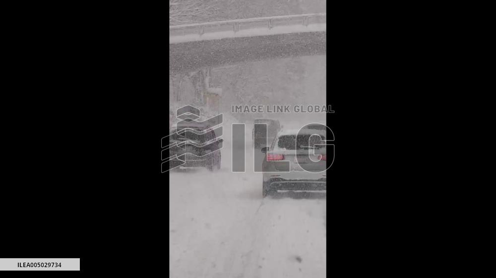 Japan: Heavy Snowfall in Hokkaido, Flights Disrupted 2