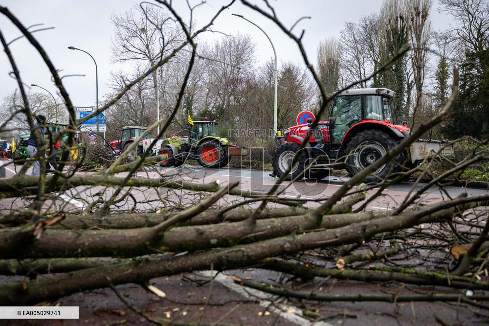 Several Dozen Farmers From The Coordination Rurale At Porte d Auteuil - Paris