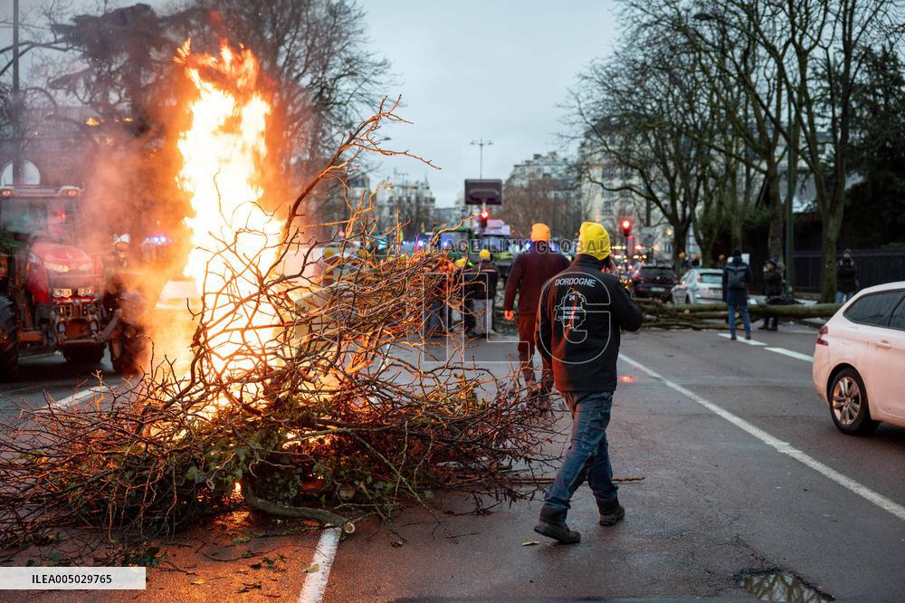 Several Dozen Farmers From The Coordination Rurale At Porte d Auteuil - Paris
