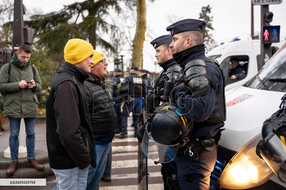 Several Dozen Farmers From The Coordination Rurale At Porte d Auteuil - Paris