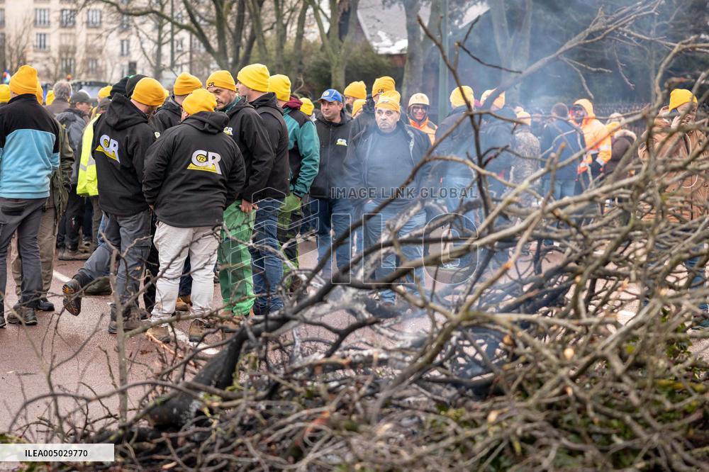Several Dozen Farmers From The Coordination Rurale At Porte d Auteuil - Paris