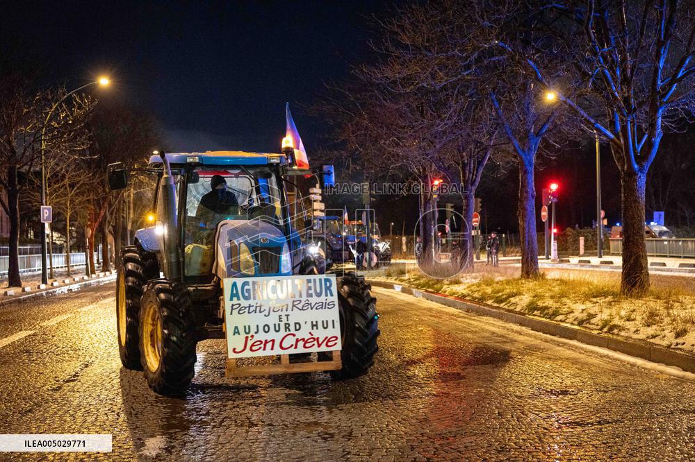 Several Dozen Farmers From The Coordination Rurale At Porte d Auteuil - Paris