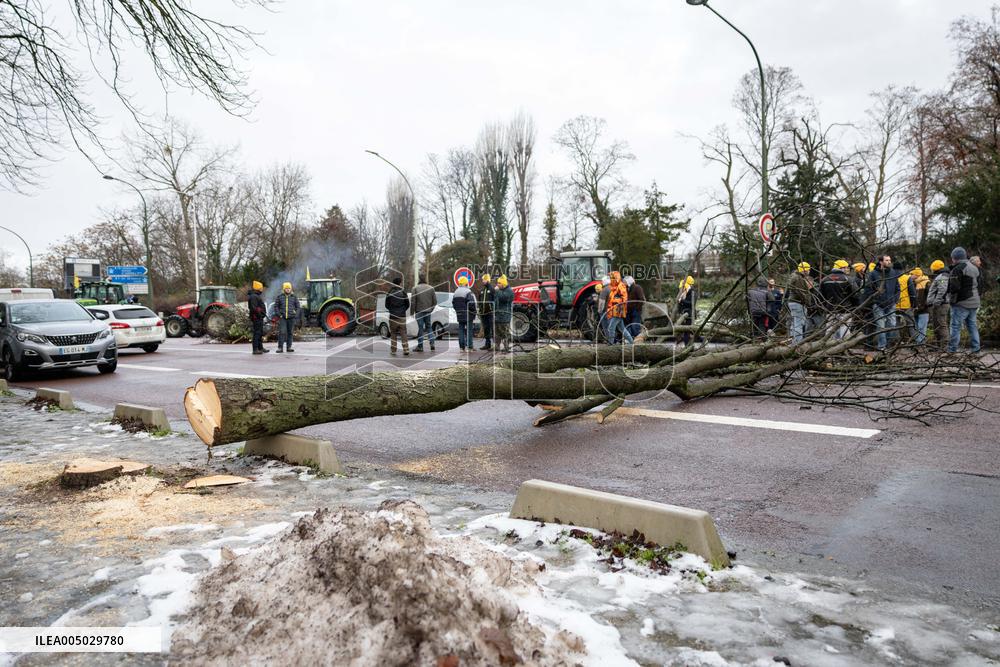 Several Dozen Farmers From The Coordination Rurale At Porte d Auteuil - Paris