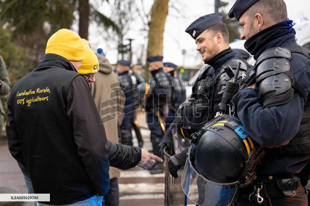 Several Dozen Farmers From The Coordination Rurale At Porte d Auteuil - Paris