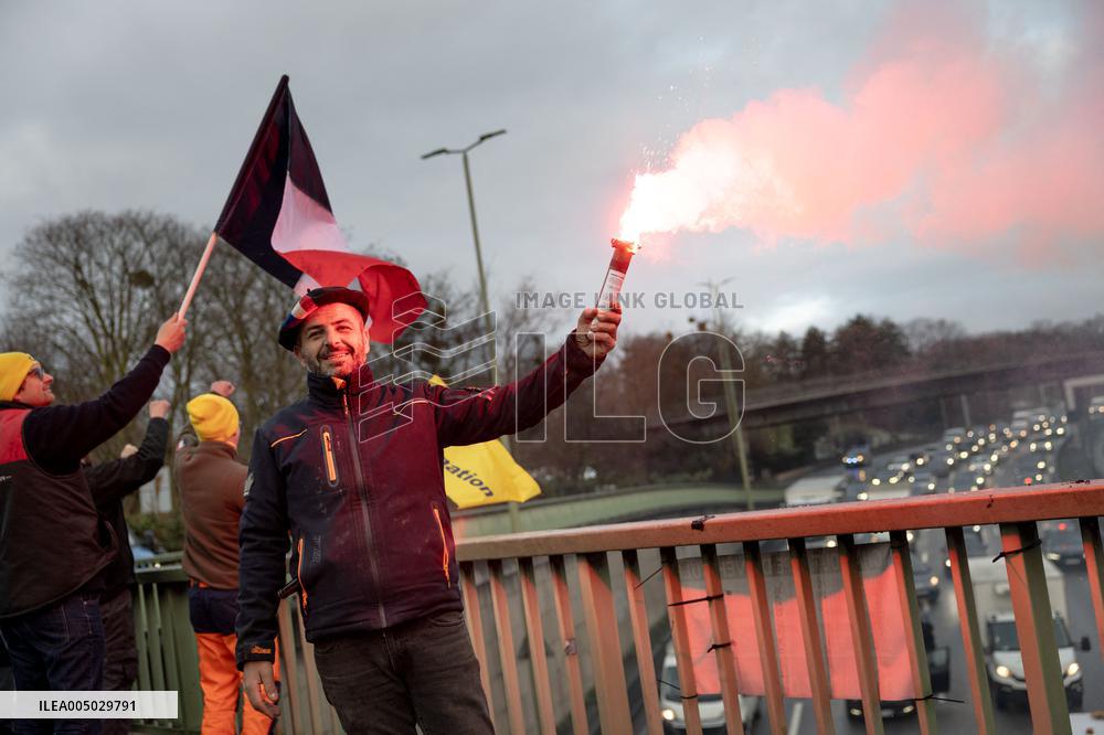 Several Dozen Farmers From The Coordination Rurale At Porte d Auteuil - Paris