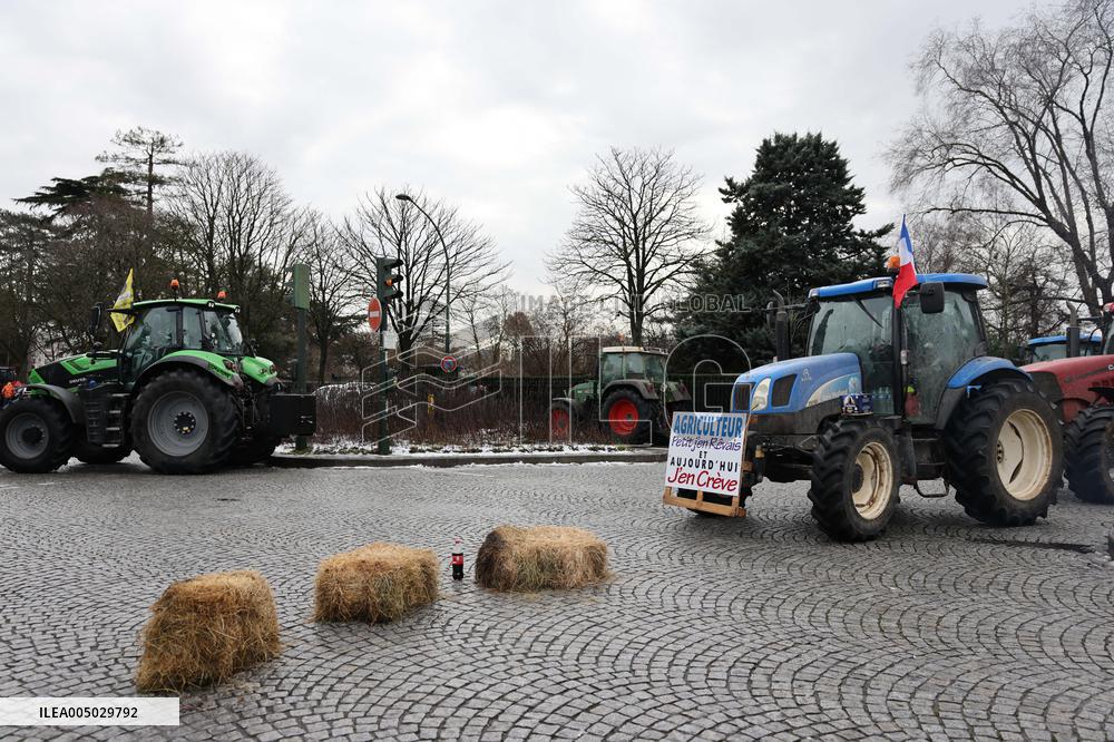Several Dozen Farmers From The Coordination Rurale At Porte d Auteuil - Paris