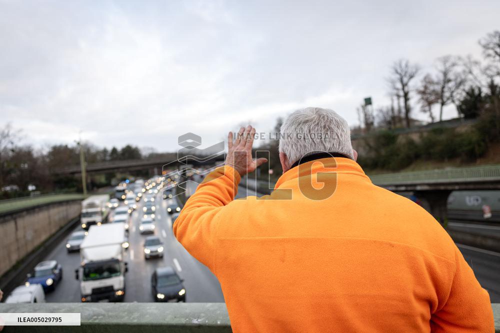 Several Dozen Farmers From The Coordination Rurale At Porte d Auteuil - Paris