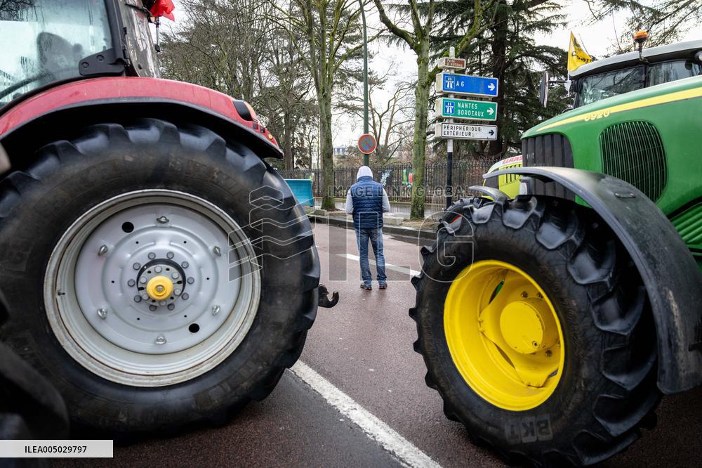 Several Dozen Farmers From The Coordination Rurale At Porte d Auteuil - Paris