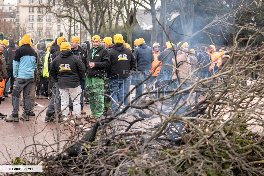 Several Dozen Farmers From The Coordination Rurale At Porte d Auteuil - Paris
