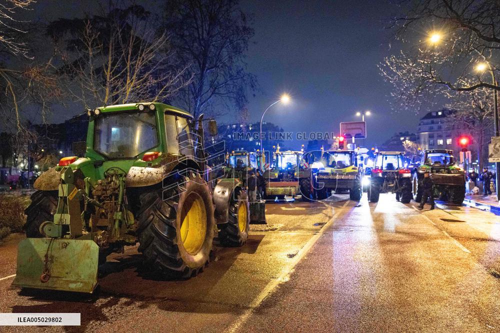 Several Dozen Farmers From The Coordination Rurale At Porte d Auteuil - Paris