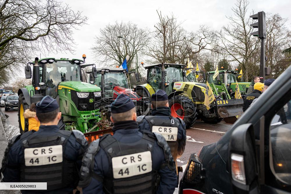 Several Dozen Farmers From The Coordination Rurale At Porte d Auteuil - Paris