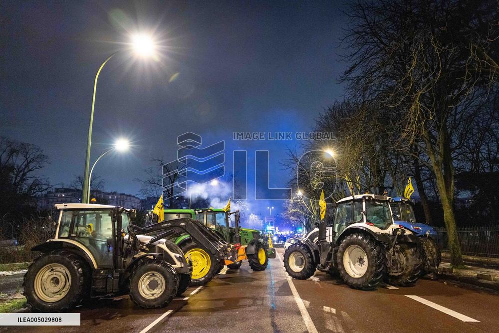 Several Dozen Farmers From The Coordination Rurale At Porte d Auteuil - Paris