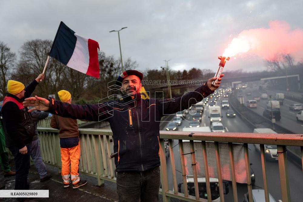 Several Dozen Farmers From The Coordination Rurale At Porte d Auteuil - Paris
