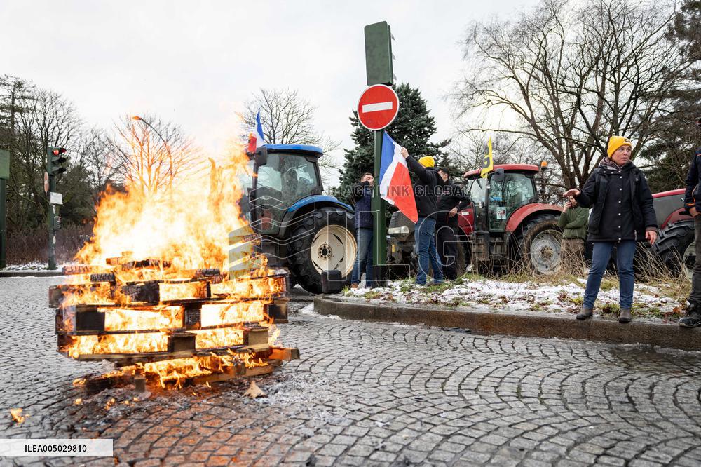 Several Dozen Farmers From The Coordination Rurale At Porte d Auteuil - Paris