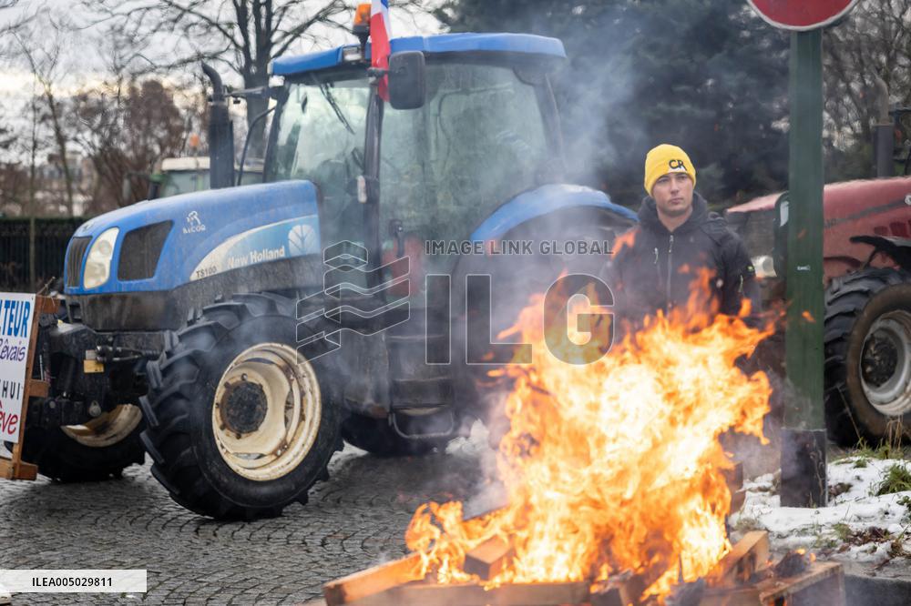 Several Dozen Farmers From The Coordination Rurale At Porte d Auteuil - Paris