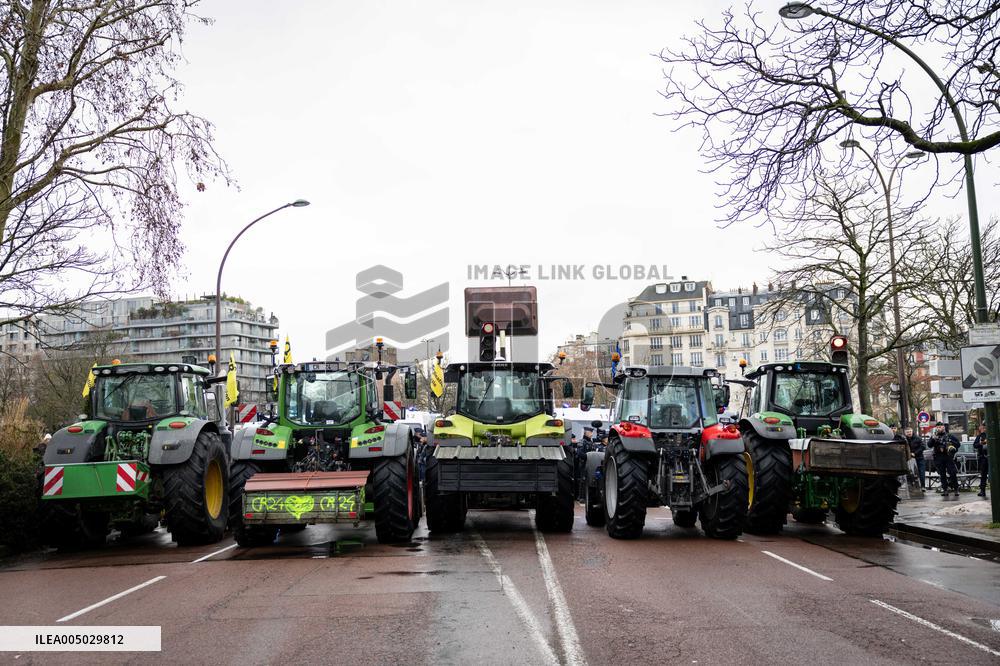 Several Dozen Farmers From The Coordination Rurale At Porte d Auteuil - Paris