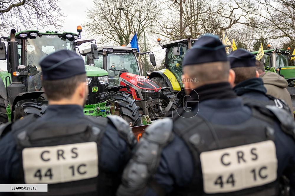 Several Dozen Farmers From The Coordination Rurale At Porte d Auteuil - Paris