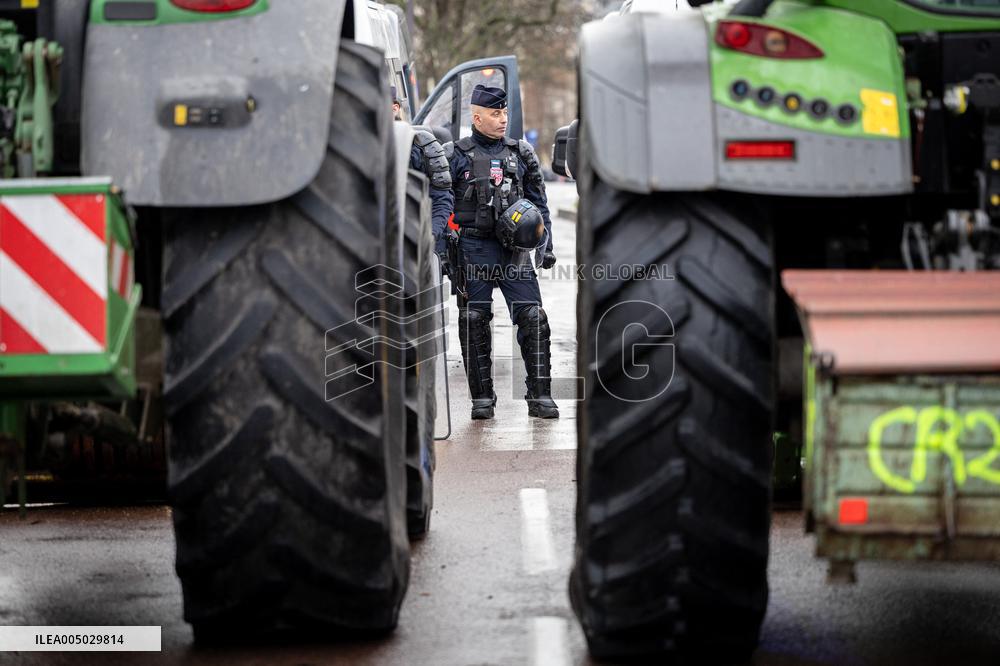 Several Dozen Farmers From The Coordination Rurale At Porte d Auteuil - Paris