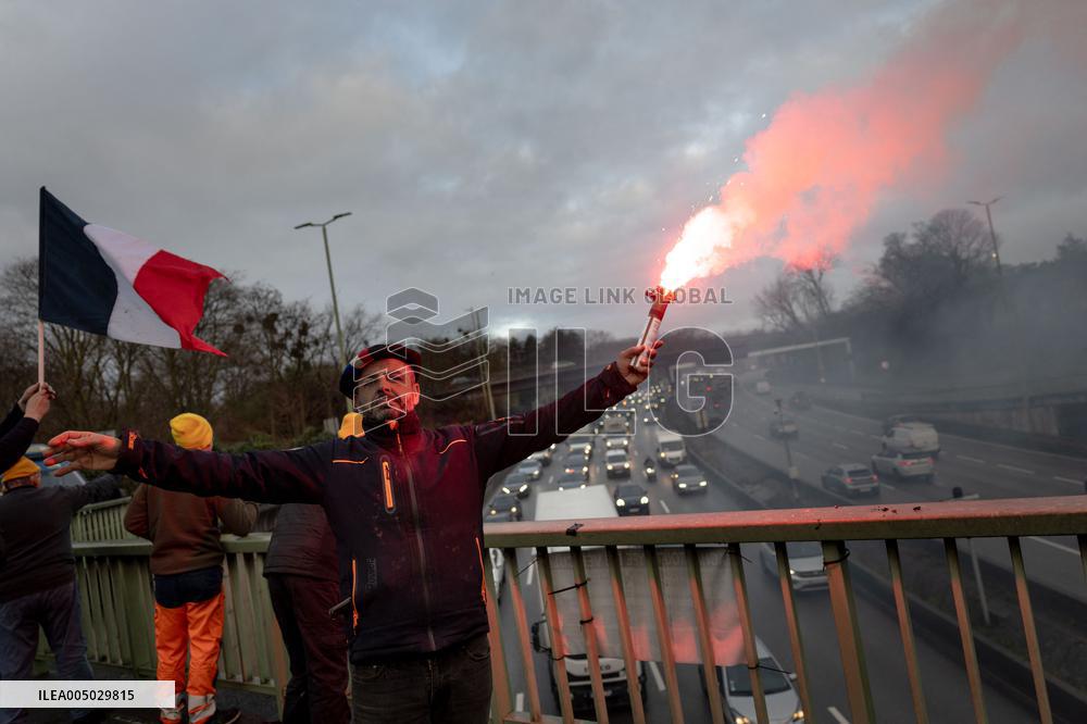 Several Dozen Farmers From The Coordination Rurale At Porte d Auteuil - Paris