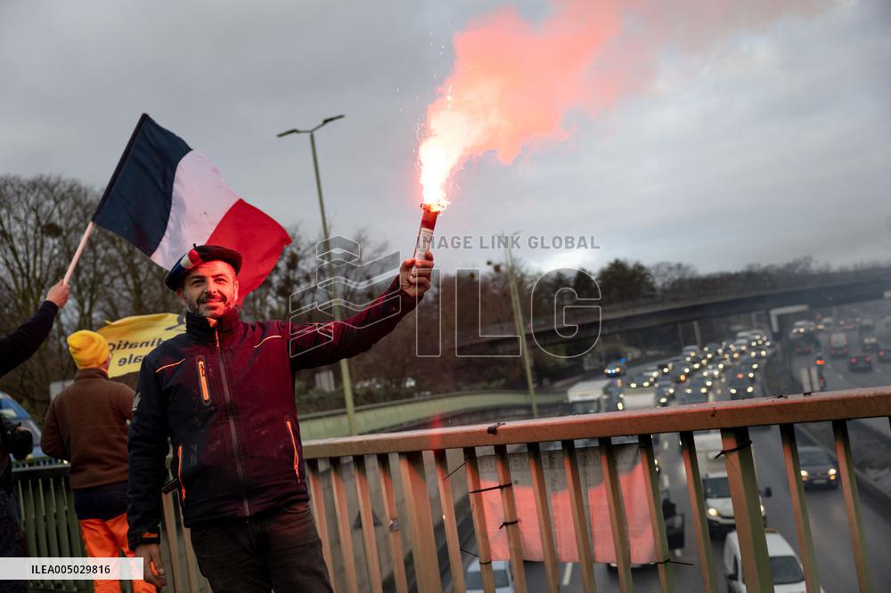 Several Dozen Farmers From The Coordination Rurale At Porte d Auteuil - Paris