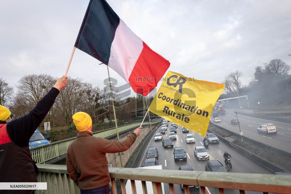 Several Dozen Farmers From The Coordination Rurale At Porte d Auteuil - Paris