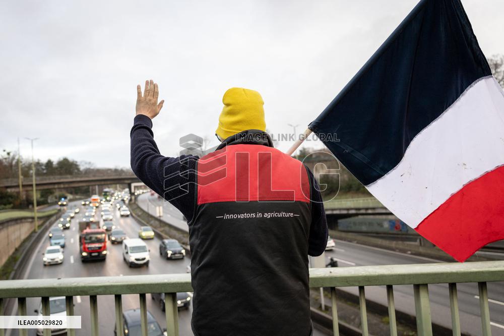 Several Dozen Farmers From The Coordination Rurale At Porte d Auteuil - Paris